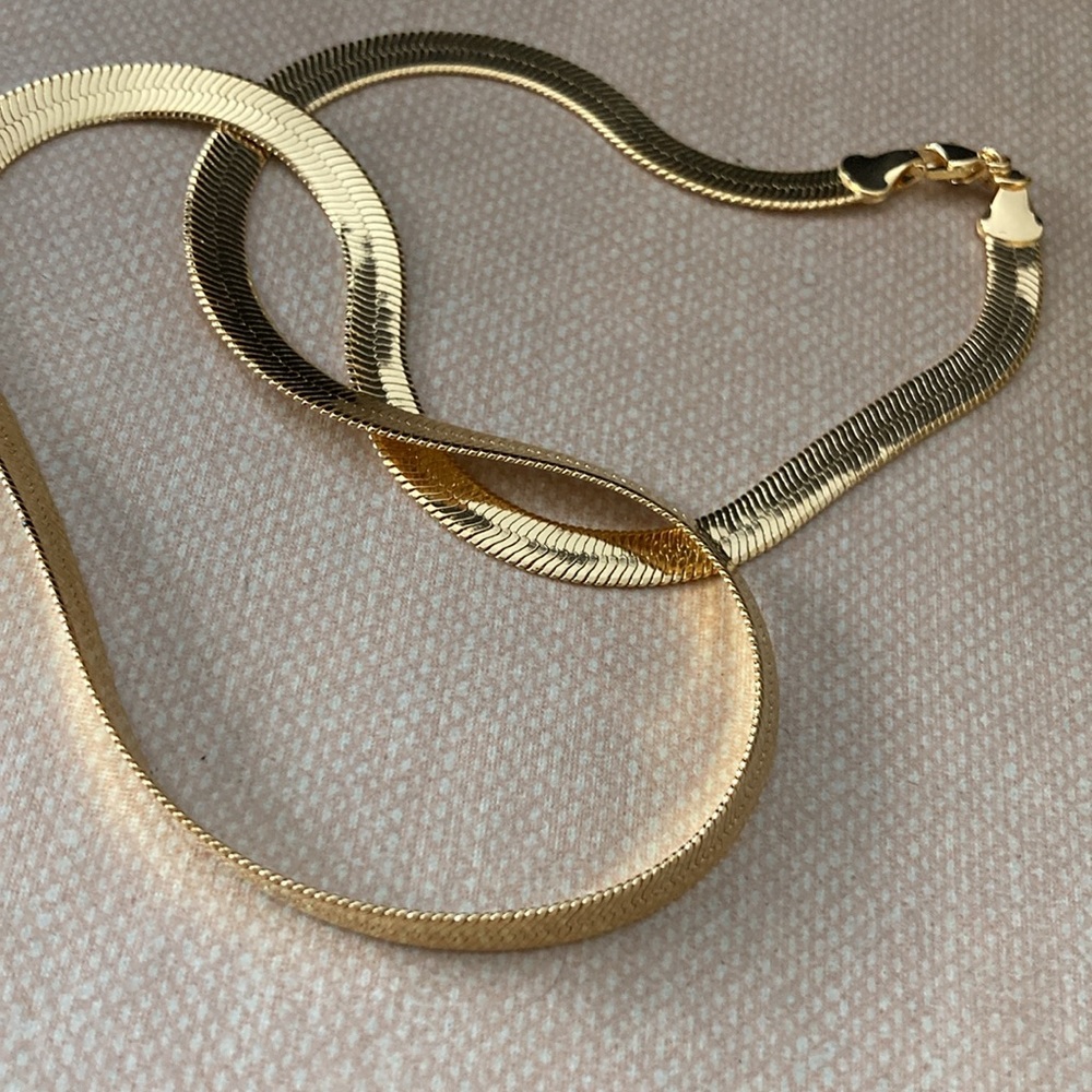 Avon Vintage Herringbone Flat GoldTone 18 inch Necklace
| NIB N6 - Picture 6 of 11